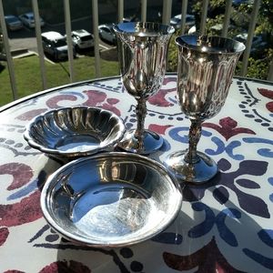 2wine glasses &2 trays